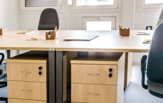 Biuro na budowie – jak je odpowiednio urządzić?