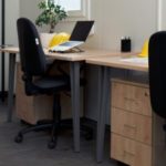 Wyposażenie kontenerów budowlanych: funkcjonalne meble i zgodność z przepisami BHP